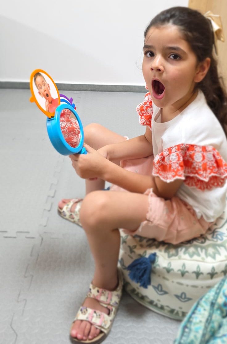 كيف أساعد طفلي على التعبير عن أفكاره ومشاعره؟